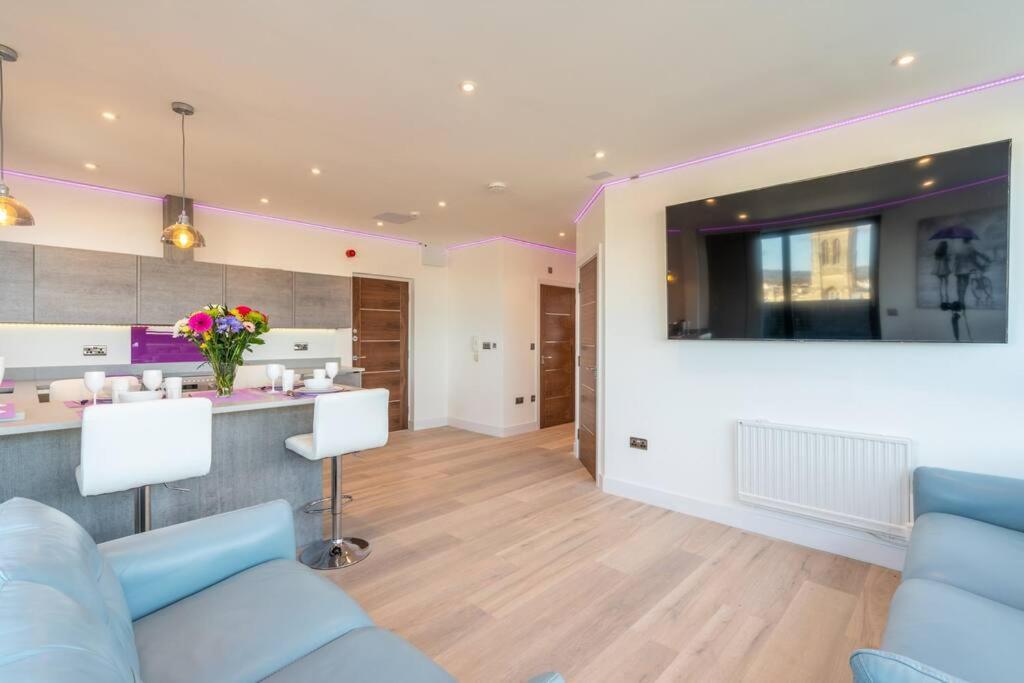 Central Penthouse With Hot Tub & Views 22 เชลเทนแฮม ภายนอก รูปภาพ